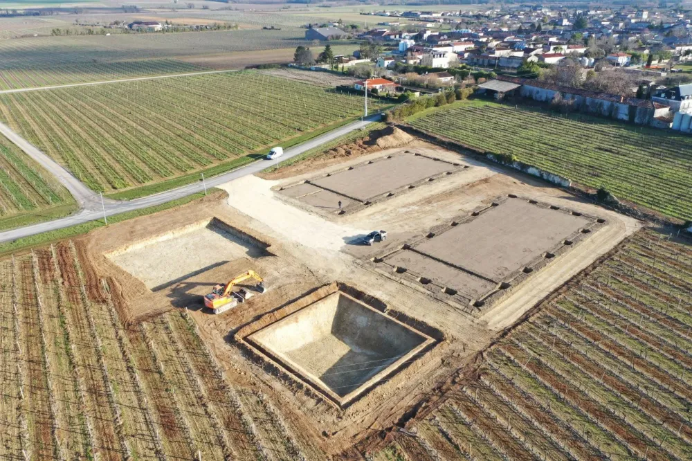 terrasement de 2 hangards de vinification, un chais a eau de vie et une fosse a marc de vin